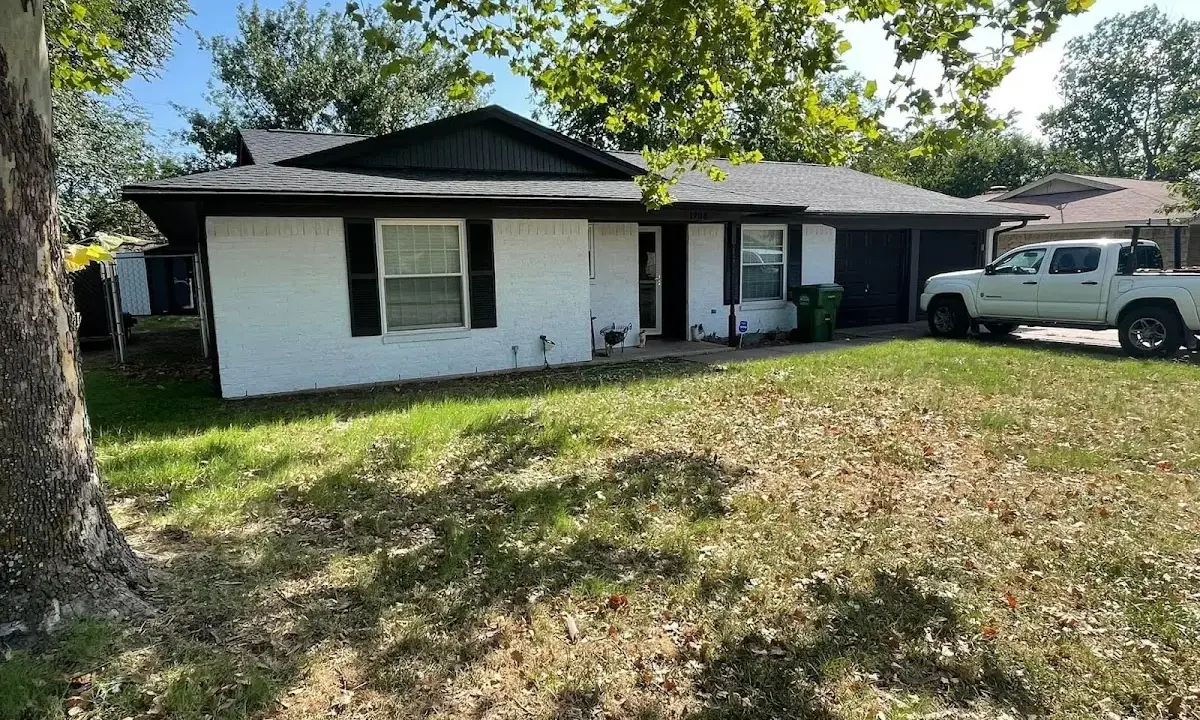 Professional roofing crew working on a residential roof in Rotterdam